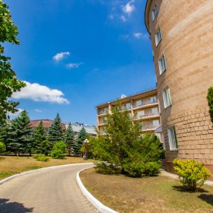 Территория в санатории Машук Aква Терм в городе Железноводске - фотография