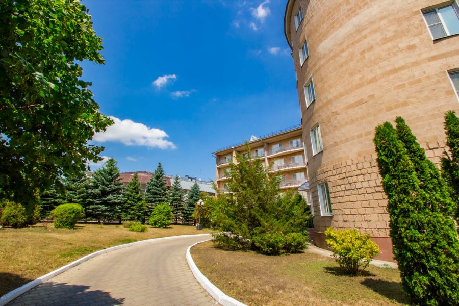 Территория в санатории Машук Aква Терм в городе Железноводске - фотография