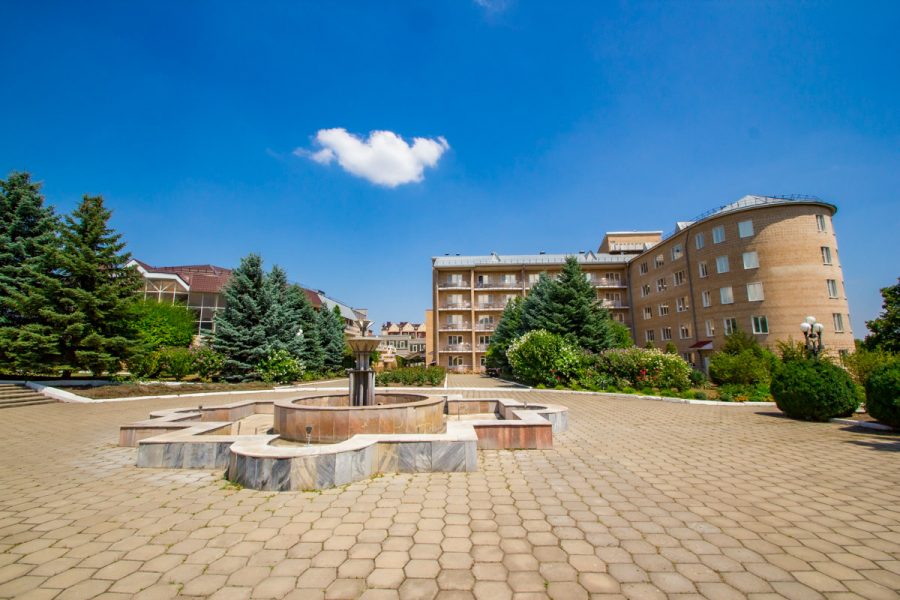 Территория в санатории Машук Aква Терм в городе Железноводске - фотография