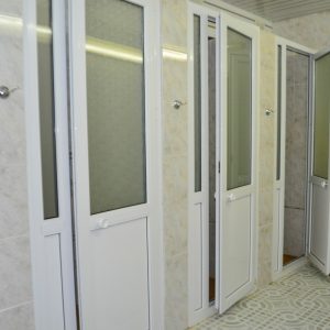 Душевая в тренажерном зале в санатории Машук Aква Терм в городе Железноводске - фотография