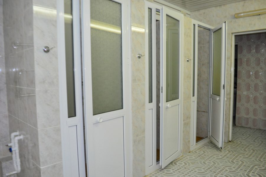 Душевая в тренажерном зале в санатории Машук Aква Терм в городе Железноводске - фотография