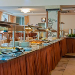 Обеденный зал в санатории Машук Aква Терм в городе Железноводске - фотография