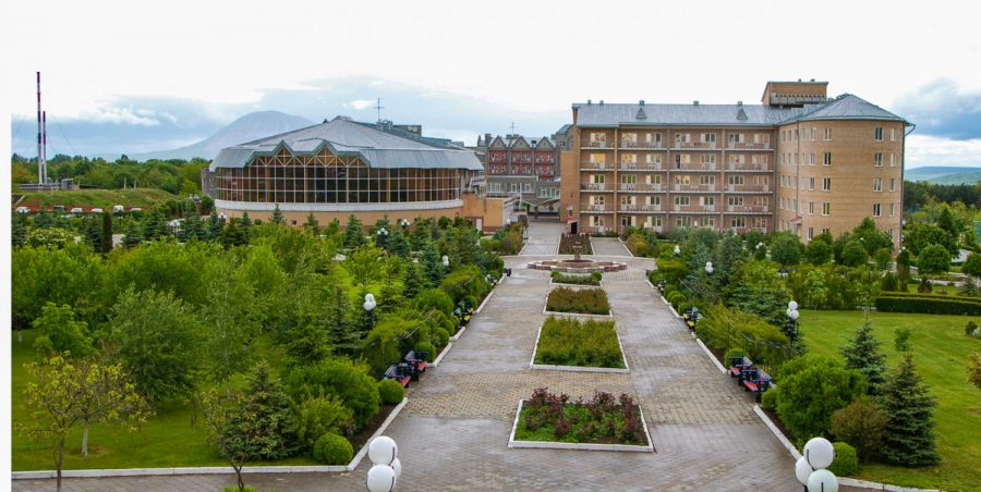 Территория в санатории Машук Aква Терм в городе Железноводске - фотография