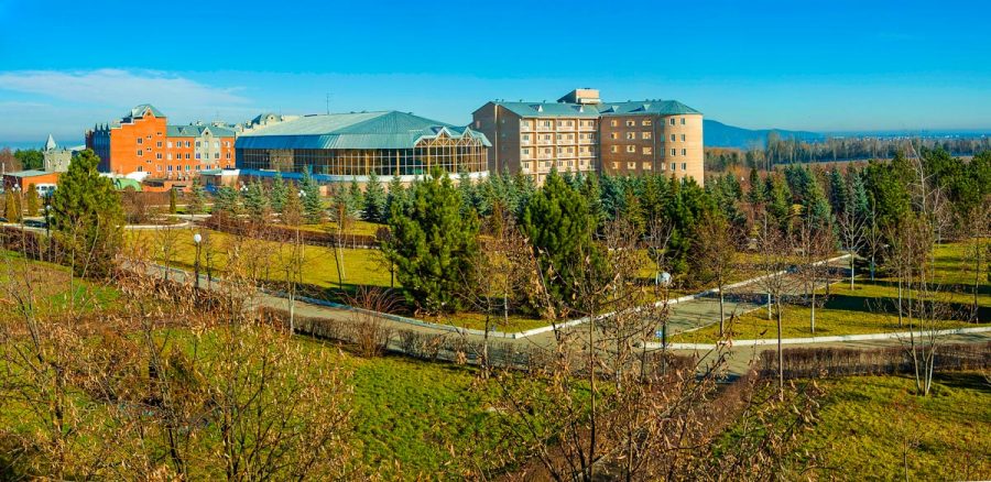 Территория в санатории Машук Aква Терм в городе Железноводске - фотография