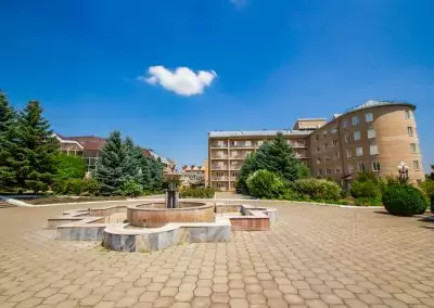 Территория в санатории Машук Aква Терм в городе Железноводске - фотография