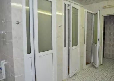 Душевая в тренажерном зале в санатории Машук Aква Терм в городе Железноводске - фотография