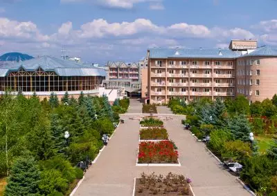 Территория в санатории Машук Aква Терм в городе Железноводске - фотография